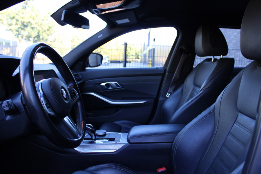 BMW 3 Serie Touring 320i High Executive Edition | NAP | M-SPORT | HUD | LEDER | CAMERA | TREKHAAK | LED | TANZANITE BLUE |