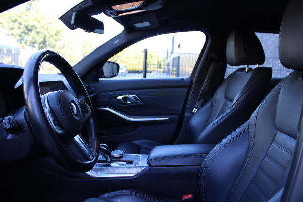 BMW 3 Serie Touring 320i High Executive Edition | NAP | M-SPORT | HUD | LEDER | CAMERA | TREKHAAK | LED | TANZANITE BLUE |