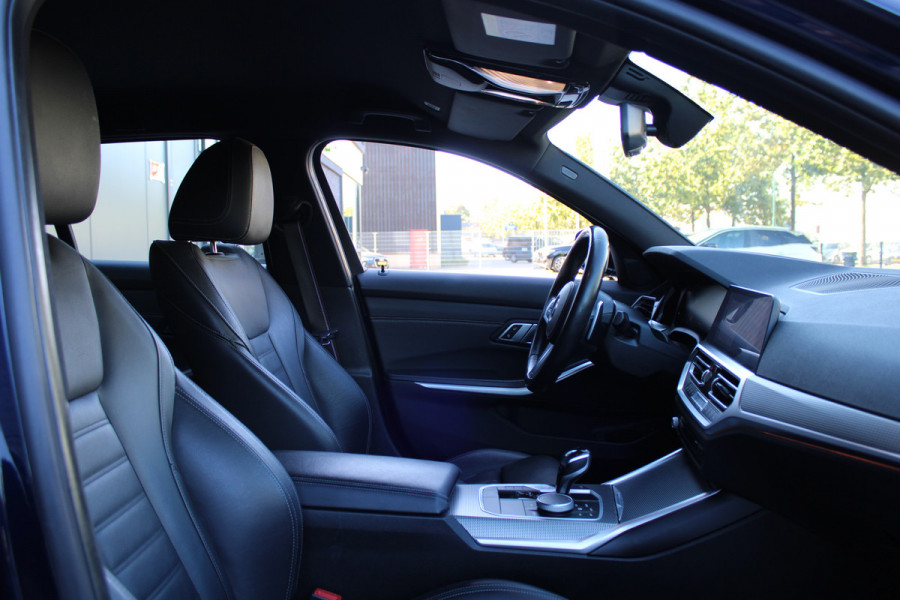 BMW 3 Serie Touring 320i High Executive Edition | NAP | M-SPORT | HUD | LEDER | CAMERA | TREKHAAK | LED | TANZANITE BLUE |