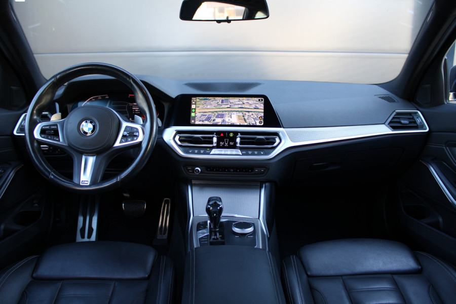 BMW 3 Serie Touring 320i High Executive Edition | NAP | M-SPORT | HUD | LEDER | CAMERA | TREKHAAK | LED | TANZANITE BLUE |