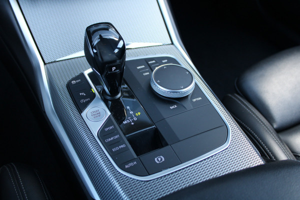 BMW 3 Serie Touring 320i High Executive Edition | NAP | M-SPORT | HUD | LEDER | CAMERA | TREKHAAK | LED | TANZANITE BLUE |