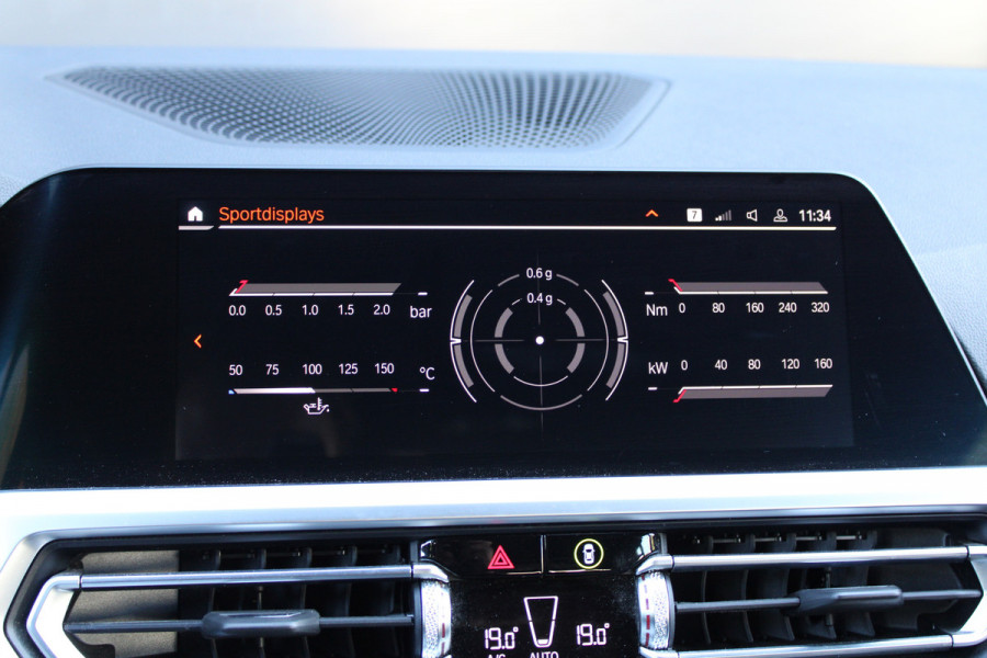 BMW 3 Serie Touring 320i High Executive Edition | NAP | M-SPORT | HUD | LEDER | CAMERA | TREKHAAK | LED | TANZANITE BLUE |