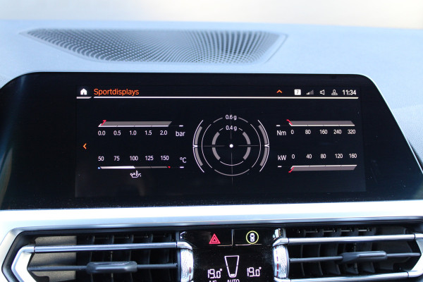 BMW 3 Serie Touring 320i High Executive Edition | NAP | M-SPORT | HUD | LEDER | CAMERA | TREKHAAK | LED | TANZANITE BLUE |