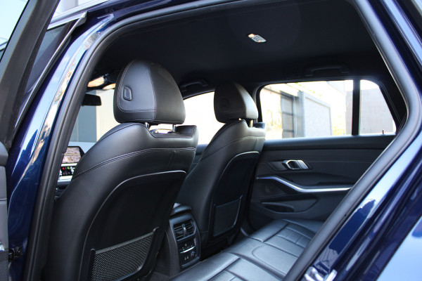 BMW 3 Serie Touring 320i High Executive Edition | NAP | M-SPORT | HUD | LEDER | CAMERA | TREKHAAK | LED | TANZANITE BLUE |