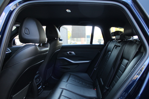 BMW 3 Serie Touring 320i High Executive Edition | NAP | M-SPORT | HUD | LEDER | CAMERA | TREKHAAK | LED | TANZANITE BLUE |