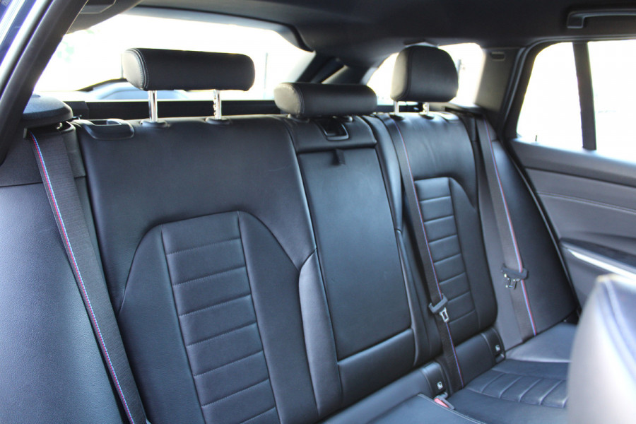 BMW 3 Serie Touring 320i High Executive Edition | NAP | M-SPORT | HUD | LEDER | CAMERA | TREKHAAK | LED | TANZANITE BLUE |