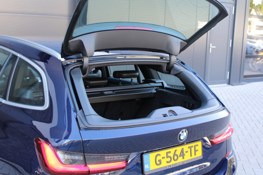 BMW 3 Serie Touring 320i High Executive Edition | NAP | M-SPORT | HUD | LEDER | CAMERA | TREKHAAK | LED | TANZANITE BLUE |