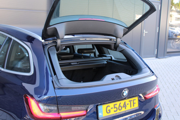 BMW 3 Serie Touring 320i High Executive Edition | NAP | M-SPORT | HUD | LEDER | CAMERA | TREKHAAK | LED | TANZANITE BLUE |