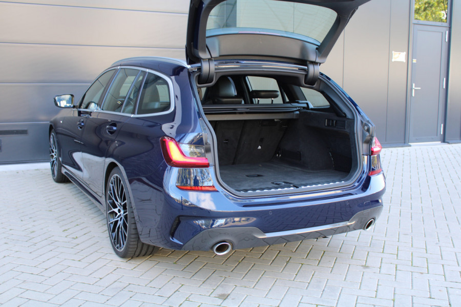 BMW 3 Serie Touring 320i High Executive Edition | NAP | M-SPORT | HUD | LEDER | CAMERA | TREKHAAK | LED | TANZANITE BLUE |
