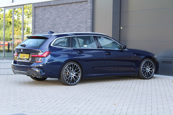 BMW 3 Serie Touring 320i High Executive Edition | NAP | M-SPORT | HUD | LEDER | CAMERA | TREKHAAK | LED | TANZANITE BLUE |