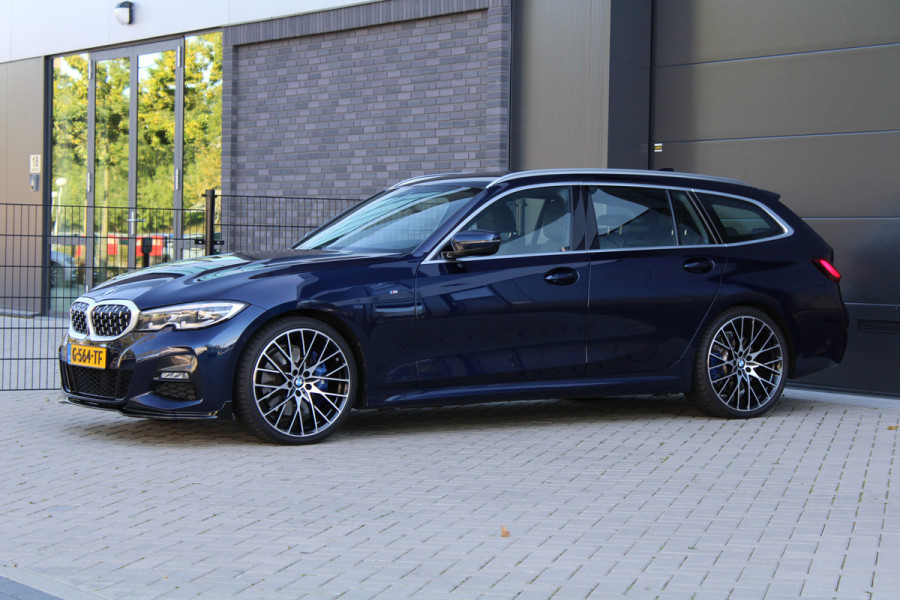 BMW 3 Serie Touring 320i High Executive Edition | NAP | M-SPORT | HUD | LEDER | CAMERA | TREKHAAK | LED | TANZANITE BLUE |
