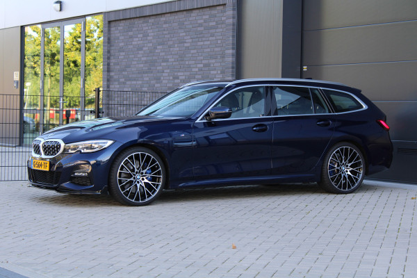 BMW 3 Serie Touring 320i High Executive Edition | NAP | M-SPORT | HUD | LEDER | CAMERA | TREKHAAK | LED | TANZANITE BLUE |
