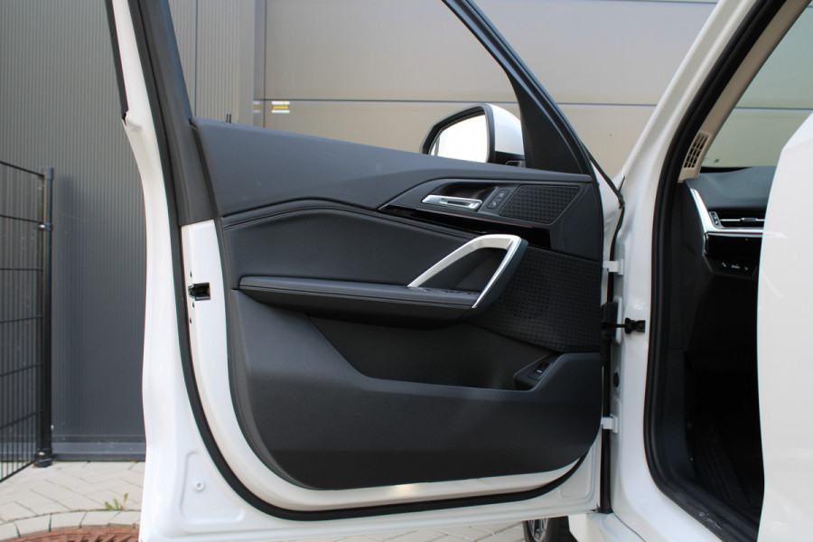 BMW X1 sDrive18i | M-SPORT | KEYLESS | CARPLAY | CAMERA | SFEER | LED | ELEK KOFFERKLEP | 18 INCH |