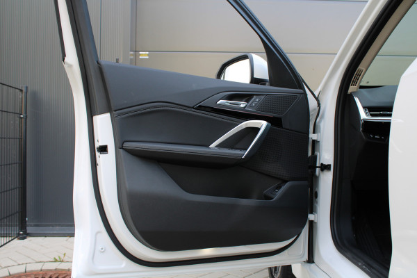 BMW X1 sDrive18i | M-SPORT | KEYLESS | CARPLAY | CAMERA | SFEER | LED | ELEK KOFFERKLEP | 18 INCH |