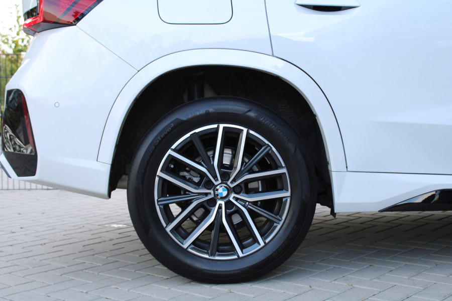BMW X1 sDrive18i | M-SPORT | KEYLESS | CARPLAY | CAMERA | SFEER | LED | ELEK KOFFERKLEP | 18 INCH |