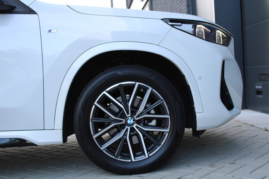 BMW X1 sDrive18i | M-SPORT | KEYLESS | CARPLAY | CAMERA | SFEER | LED | ELEK KOFFERKLEP | 18 INCH |