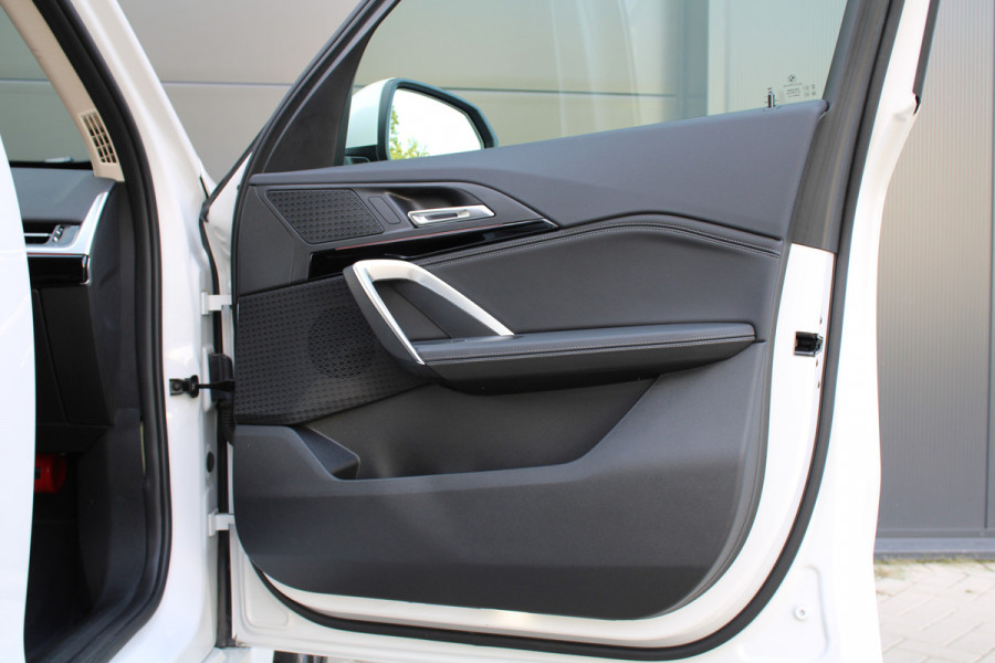 BMW X1 sDrive18i | M-SPORT | KEYLESS | CARPLAY | CAMERA | SFEER | LED | ELEK KOFFERKLEP | 18 INCH |