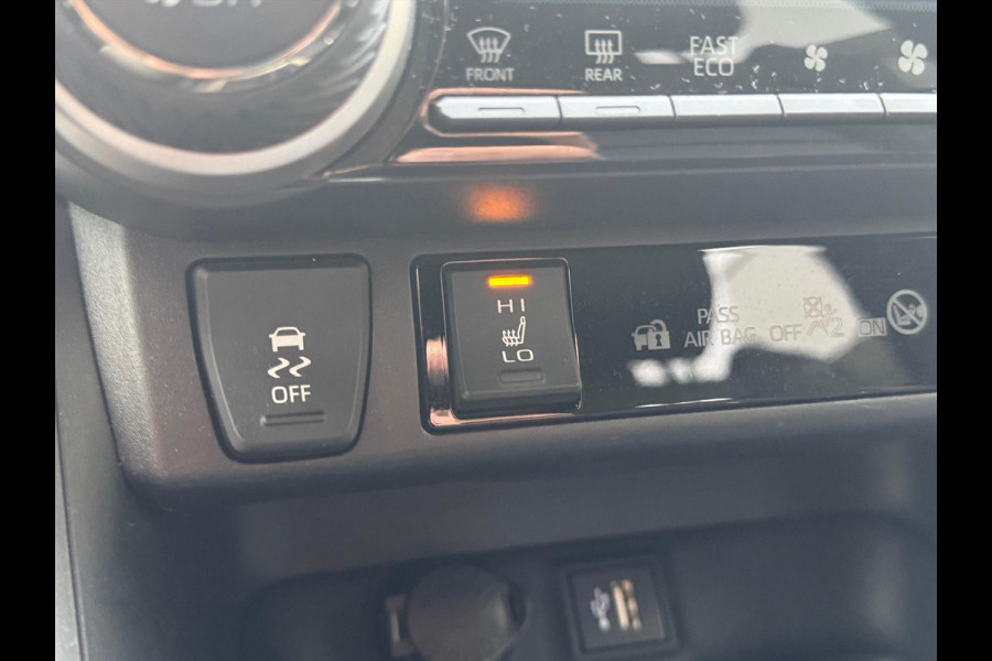 Toyota RAV4 2.5 Hybrid Bi-Tone Plus | JBL, Dodehoekherkenning, Parkeersensoren, Stoel + Stuurverwarming, 360 Camera Toyota RAV4 2.5 Hybrid Bi-Tone Plus | JBL, Dodehoekherkenning, Parkeersensoren, Stoel + Stuurverwarming, 360 Camera
