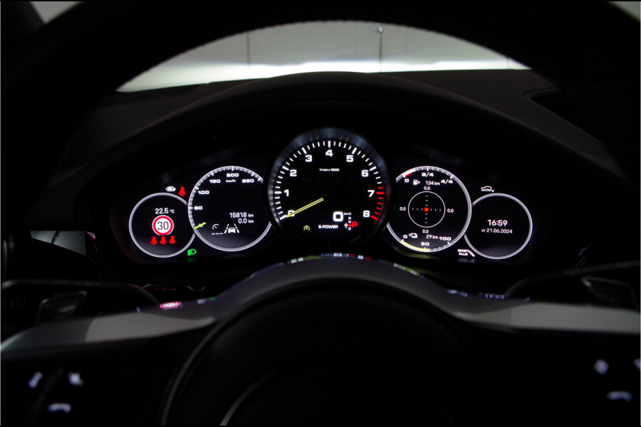 Porsche Cayenne 3.0 E-Hybrid Platinum Edition > 463pk/Pano./Chrono Sport/RS Spyder 21inch/Active Suspension