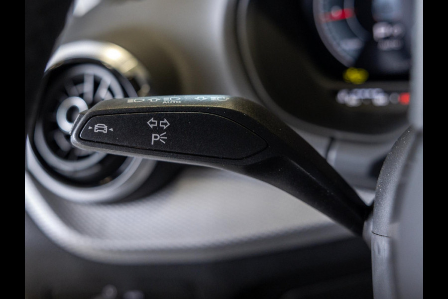 Audi Q2 35 TFSI S Edition / 150pk / Stoelverwarming / Keyless entry / Matrix LED / Adaptieve cruise control /