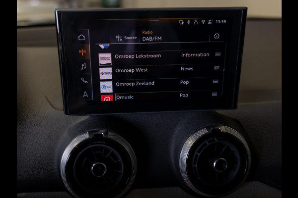 Audi Q2 35 TFSI S Edition / 150pk / Stoelverwarming / Keyless entry / Matrix LED / Adaptieve cruise control /