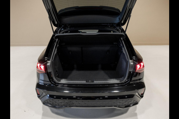Audi A3 Sportback 35 TFSI S edition / 150pk / Panorama dak / Sonos / Achteruitrij camera / Audi A3 Sportback 35 TFSI S edition / 150pk / Panorama dak / Sonos / Achteruitrij camera /