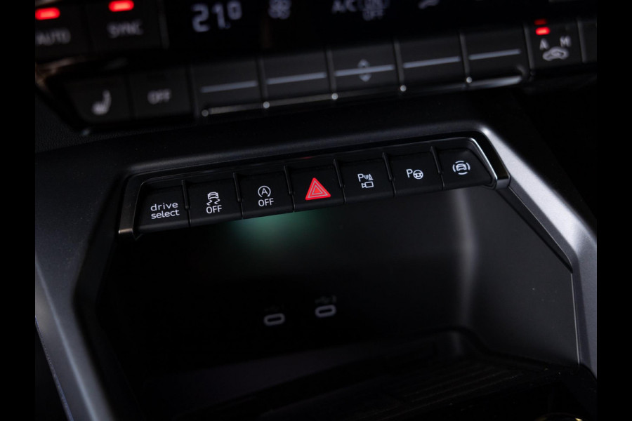 Audi A3 Sportback 35 TFSI S edition / 150pk / Panorama dak / Sonos / Achteruitrij camera / Audi A3 Sportback 35 TFSI S edition / 150pk / Panorama dak / Sonos / Achteruitrij camera /