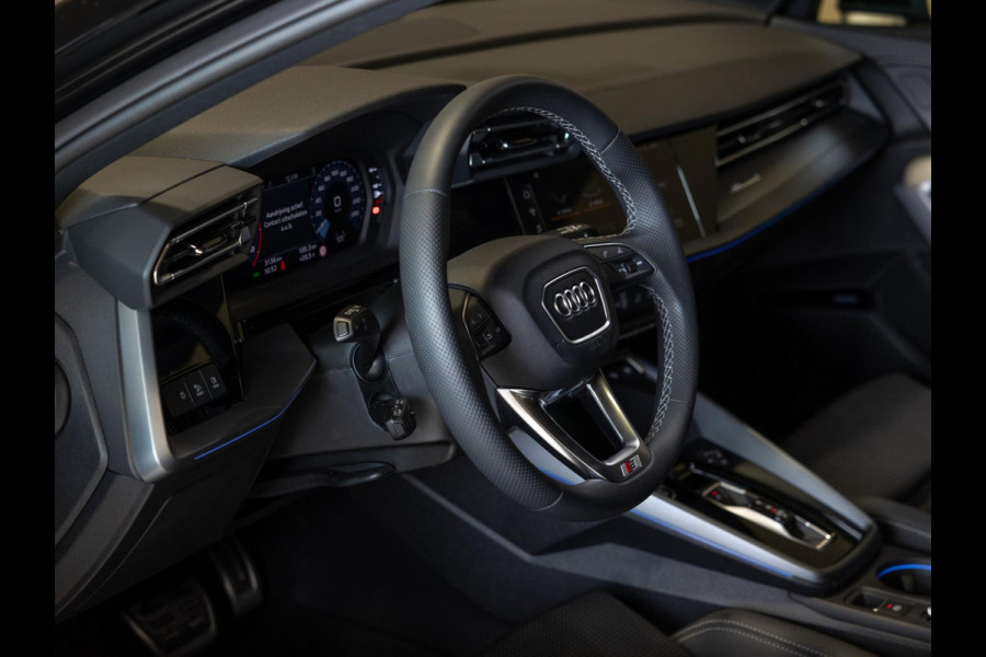 Audi A3 Sportback 35 TFSI S edition / 150pk / Panorama dak / Sonos / Achteruitrij camera / Audi A3 Sportback 35 TFSI S edition / 150pk / Panorama dak / Sonos / Achteruitrij camera /