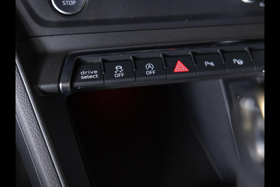 Audi Q3 Sportback 45 TFSI quattro 2x S-Line / 230pk / Panorama dak / Keyless / B&O / Stoelverwarming / Audi Q3 Sportback 45 TFSI quattro 2x S-Line / 230pk / Panorama dak / Keyless / B&O / Stoelverwarming /