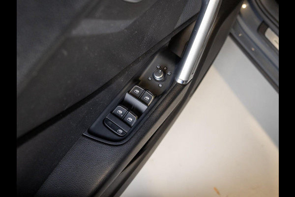 Audi Q2 1.4 TFSI CoD S-Line / 150pk / Stoelverwarming / Leder / Audi Q2 1.4 TFSI CoD S-Line / 150pk / Stoelverwarming / Leder /