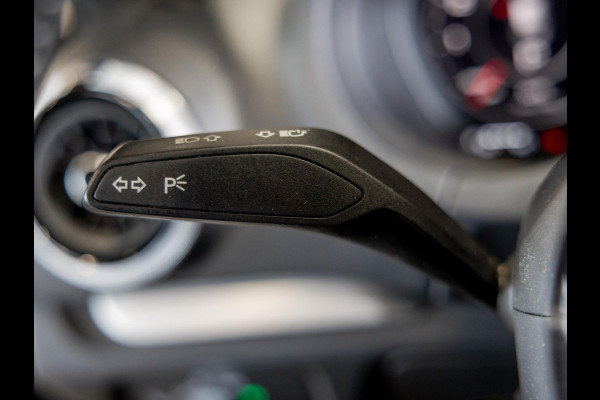 Audi A3 Sportback 35 TFSI CoD 2x S-Line / 150pk / Automatische klimaatregeling / Stoelverwarming / Afgevlakt stuurwiel /