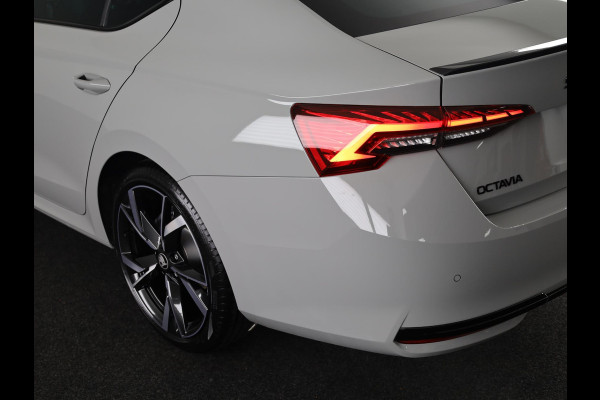 Škoda Octavia Sportline Tour m-HEV 1.5 TSI 150 pk 7 versn. DSG | Navigatie pakket | Soundsystem Canton | Travel Assist | Winter pakket | Trekhaak wegklapbaar | Elektrisch verstelbare voorstoelen | 19 inch lichtmetalen velgen