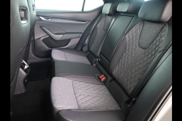 Škoda Octavia Sportline Tour m-HEV 1.5 TSI 150 pk 7 versn. DSG | Navigatie pakket | Soundsystem Canton | Travel Assist | Winter pakket | Trekhaak wegklapbaar | Elektrisch verstelbare voorstoelen | 19 inch lichtmetalen velgen