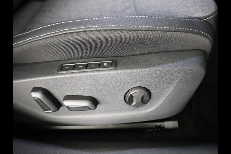 Škoda Octavia Sportline Tour m-HEV 1.5 TSI 150 pk 7 versn. DSG | Navigatie pakket | Soundsystem Canton | Travel Assist | Winter pakket | Trekhaak wegklapbaar | Elektrisch verstelbare voorstoelen | 19 inch lichtmetalen velgen