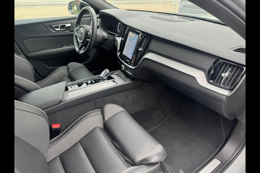 Volvo V60 2.0 B4 Plus Dark, HARMAN/KARDON, LEDER, Elektrische stoelen met geheugen . Een proefrit levert het bewijs. Neem contact op en we maken een afspraak!