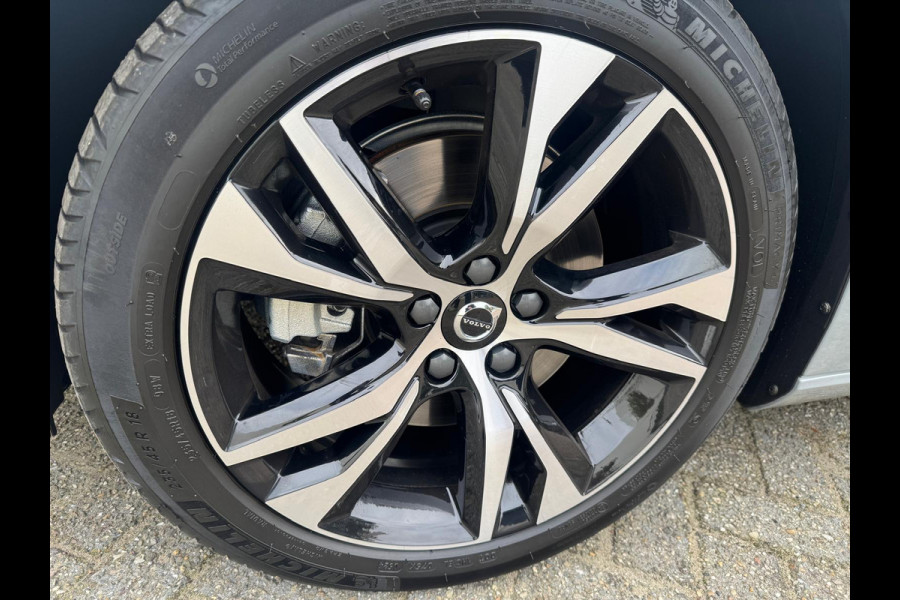 Volvo V60 2.0 B4 Plus Dark, HARMAN/KARDON, LEDER, Elektrische stoelen met geheugen . Een proefrit levert het bewijs. Neem contact op en we maken een afspraak!