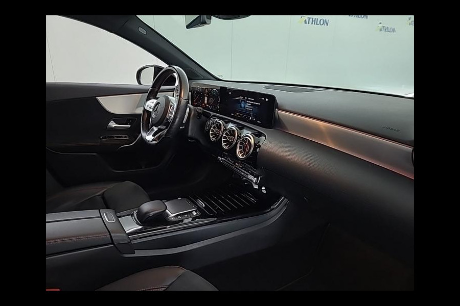 Mercedes-Benz A-Klasse 180 Aut. Business Sol. AMG | Trekhaak | Navi | Camera | Sfeer Verlichting |