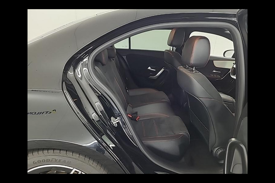 Mercedes-Benz A-Klasse 180 Aut. Business Sol. AMG | Trekhaak | Navi | Camera | Sfeer Verlichting |