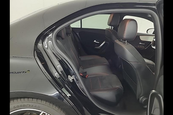 Mercedes-Benz A-Klasse 180 Aut. Business Sol. AMG | Trekhaak | Navi | Camera | Sfeer Verlichting |