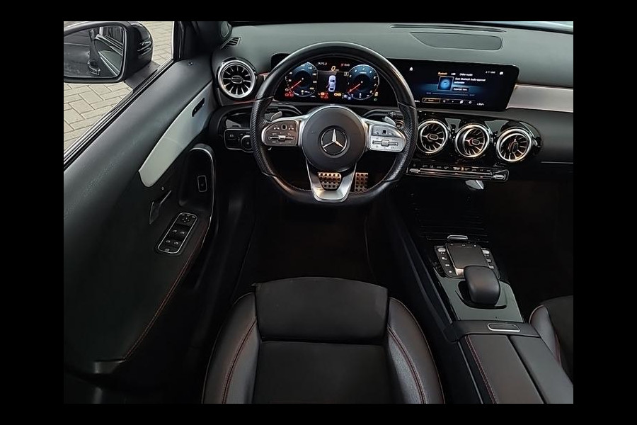 Mercedes-Benz A-Klasse 180 Aut. Business Sol. AMG | Trekhaak | Navi | Camera | Sfeer Verlichting |
