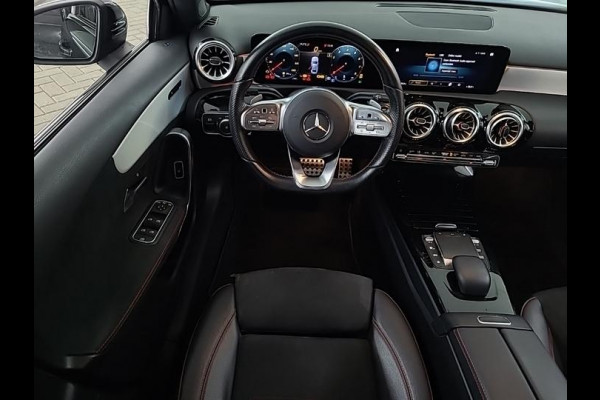 Mercedes-Benz A-Klasse 180 Aut. Business Sol. AMG | Trekhaak | Navi | Camera | Sfeer Verlichting |
