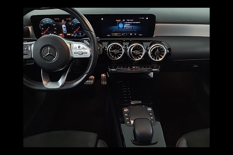 Mercedes-Benz A-Klasse 180 Aut. Business Sol. AMG | Trekhaak | Navi | Camera | Sfeer Verlichting |