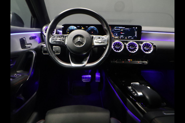 Mercedes-Benz A-Klasse 180 Business Solution AMG [SCHUIFKANTELDAK, CAMERA, PDC 360, MEMORY SEATS, CRUISE CONTROL, STOELVERWARMING, SFEERVERLICHTING, BLUETOOTH TELEFOON, NIEUWSTAAT]