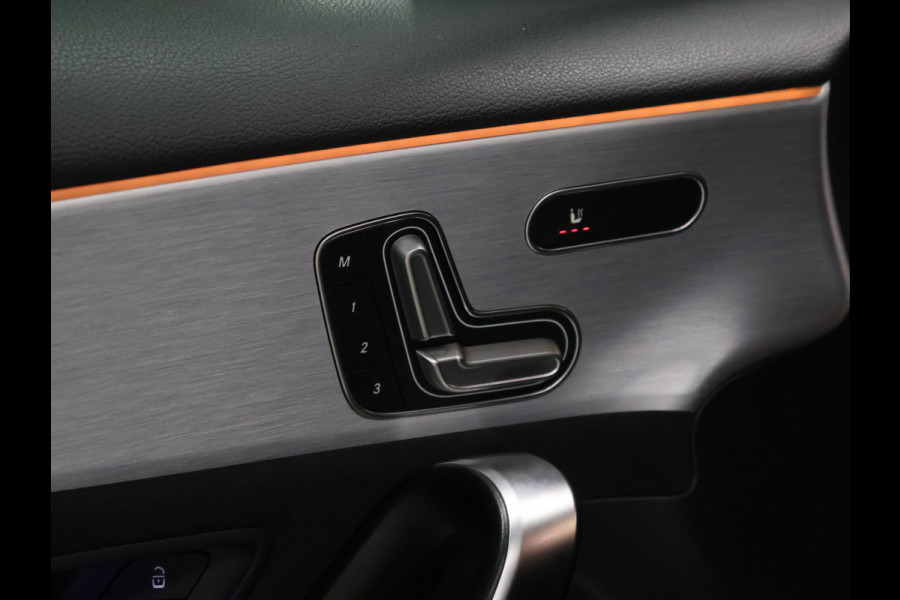 Mercedes-Benz A-Klasse 180 Business Solution AMG [SCHUIFKANTELDAK, CAMERA, PDC 360, MEMORY SEATS, CRUISE CONTROL, STOELVERWARMING, SFEERVERLICHTING, BLUETOOTH TELEFOON, NIEUWSTAAT]