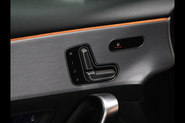 Mercedes-Benz A-Klasse 180 Business Solution AMG [SCHUIFKANTELDAK, CAMERA, PDC 360, MEMORY SEATS, CRUISE CONTROL, STOELVERWARMING, SFEERVERLICHTING, BLUETOOTH TELEFOON, NIEUWSTAAT]