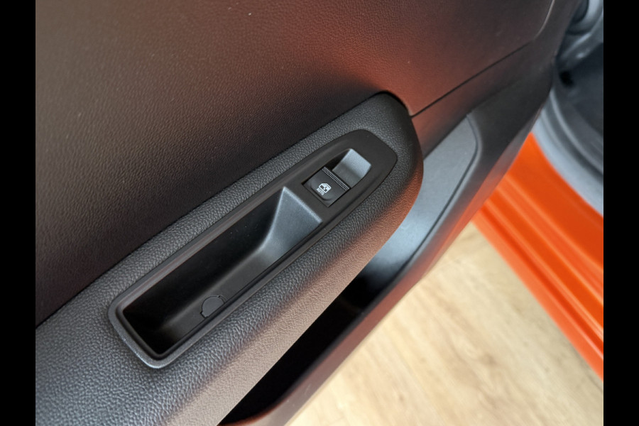 Renault Clio 1.0 TCe 90pk Automaat | Groot Navi | 360 | 17" | PDC V+A | Stoel & stuur verwarming | Keurig nette auto | 4 Nieuwe Banden.