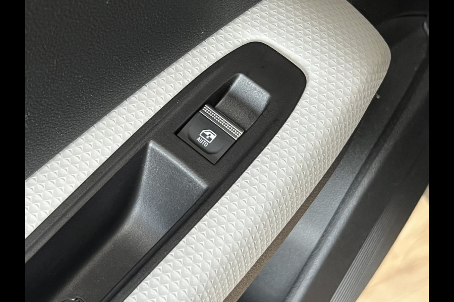 Renault Captur 1.6 E-Tech 160 Edition One | Groot Navi | Bose | Stoel & Stuur verwarming | 17" | PDC V+A | Dealer onderhouden!