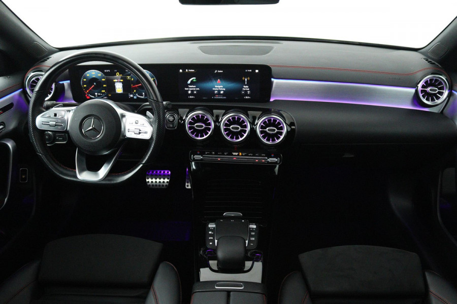 Mercedes-Benz CLA-Klasse 200 Business Solution AMG (PANORAMADAK, SFEERVERLICHTING, PARKEERSENSOREN, STOELVERWARMING)