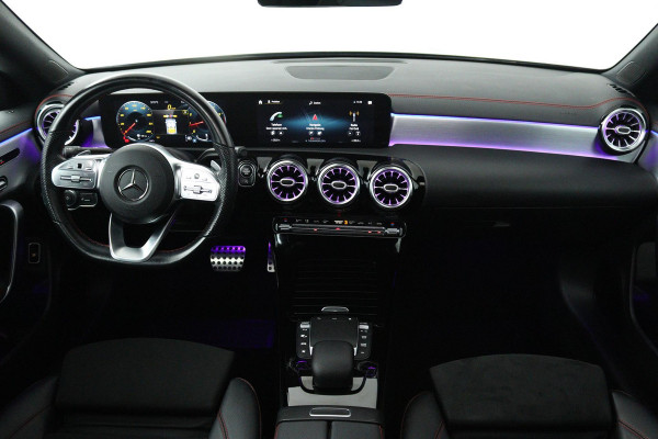Mercedes-Benz CLA-Klasse 200 Business Solution AMG (PANORAMADAK, SFEERVERLICHTING, PARKEERSENSOREN, STOELVERWARMING)