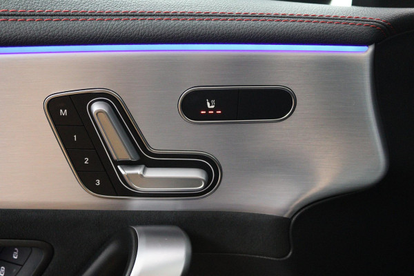 Mercedes-Benz CLA-Klasse 200 Business Solution AMG (PANORAMADAK, SFEERVERLICHTING, PARKEERSENSOREN, STOELVERWARMING)